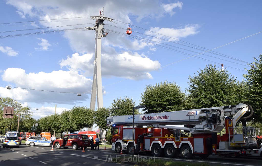 Koelner Seilbahn Gondel blieb haengen Koeln Linksrheinisch P469.JPG - Miklos Laubert